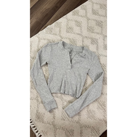 0166. SKIMS Gray Ribbed Cropped Button Down Top - Picture 1 of 5